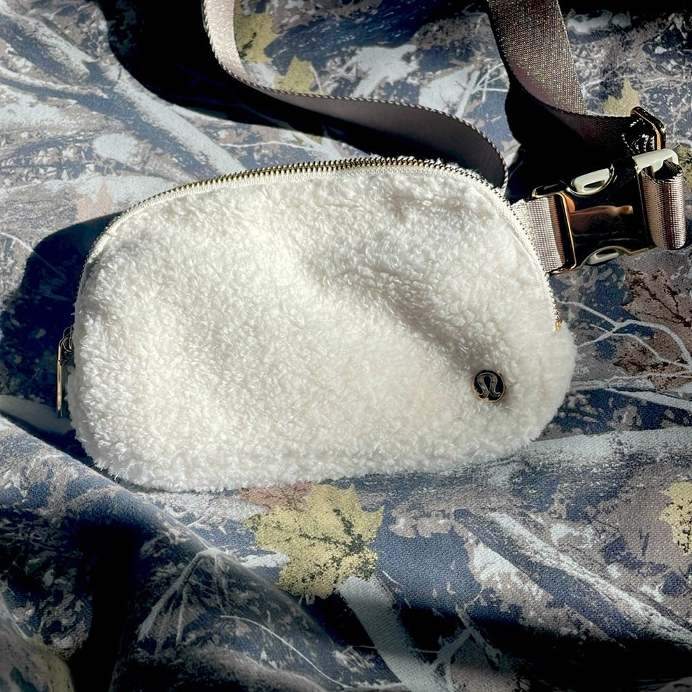 Lululemon Sherpa belt bag